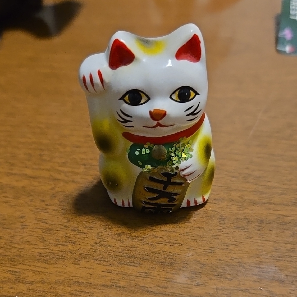 Lucky Cat Figurine - White and Gold